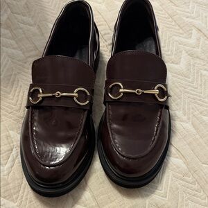 Elegant Brown Loafers with Gold Detailing woman’s 9